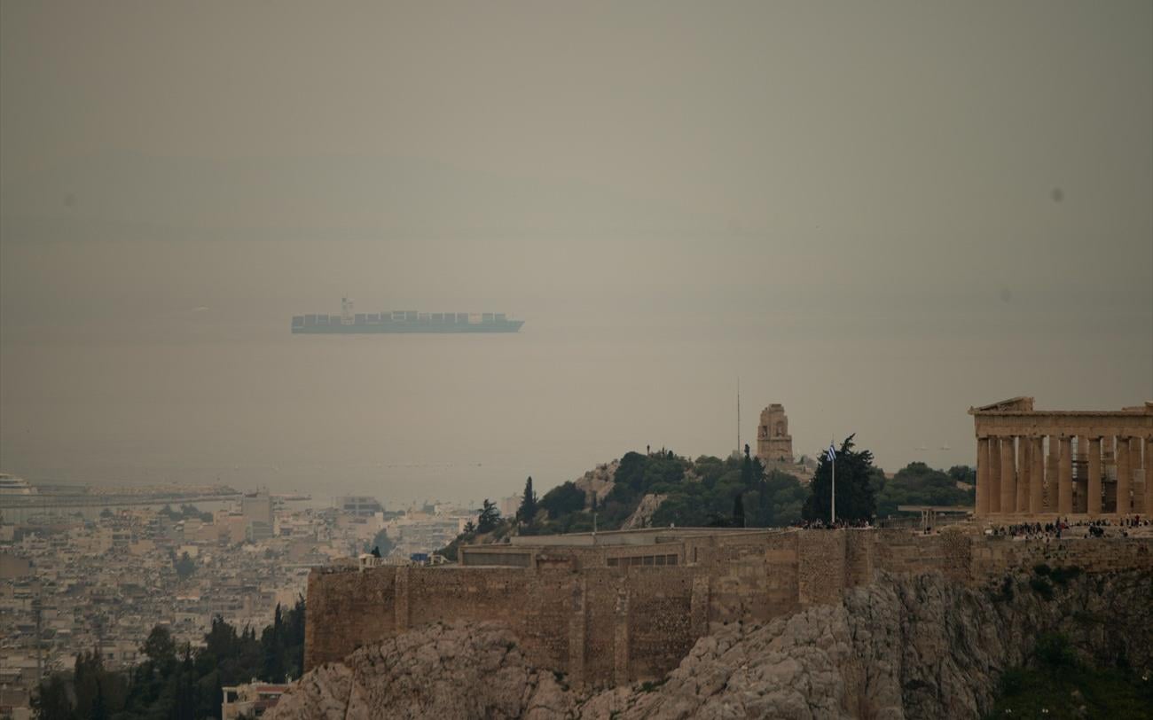 Σκόνη, νοτιάδες και τοπικές βροχές