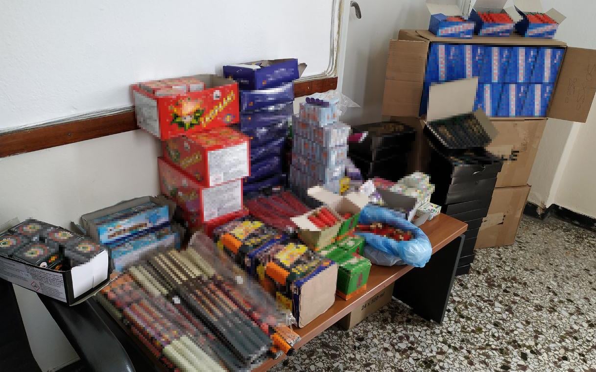 Περισσότερα από 500 πυροτεχνήματα και 300 κροτίδες κατασχέθηκαν σε κατάστημα στο Κερατσίνι