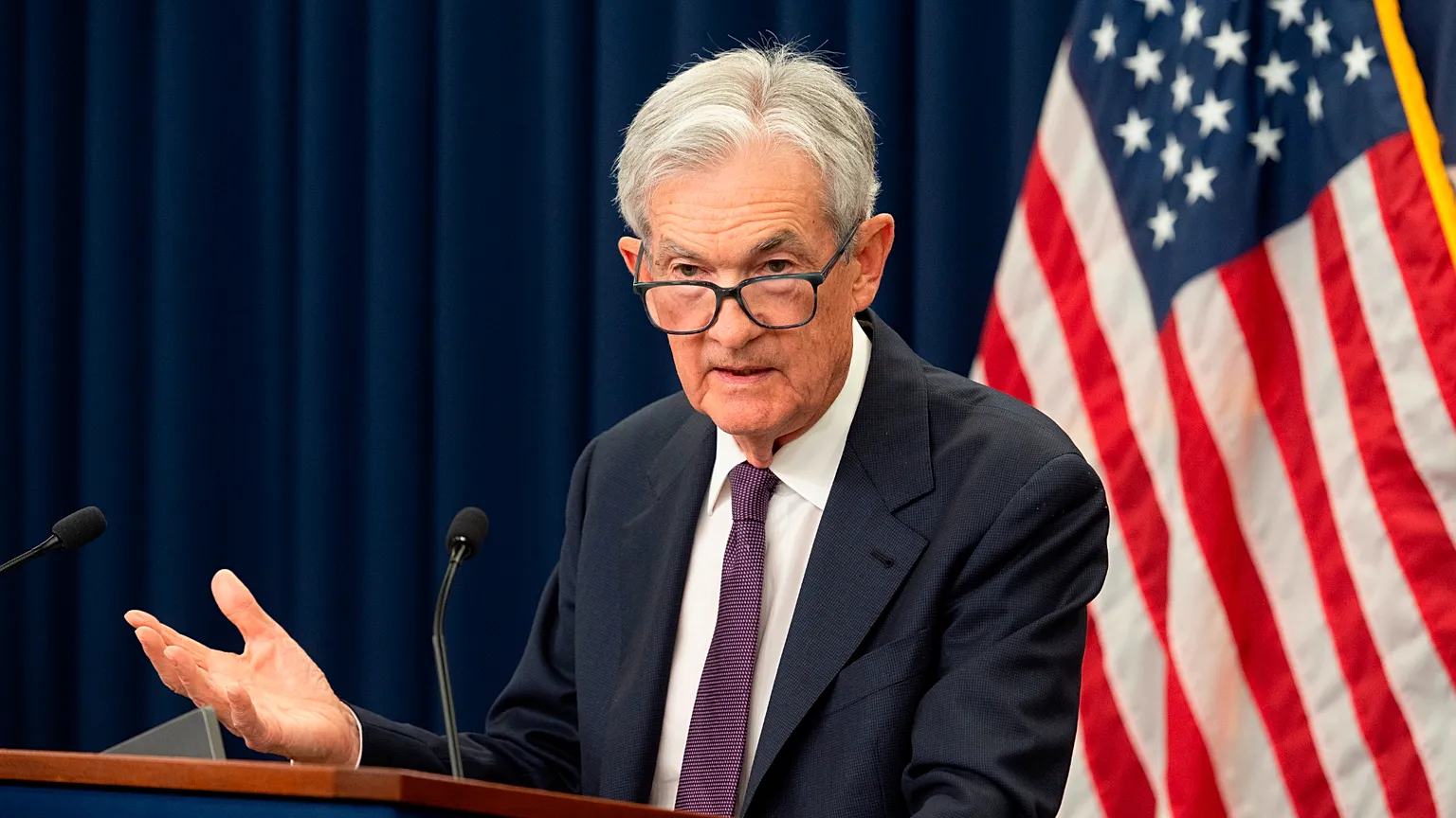 Αμετάβλητα τα επιτόκια Fed στην τελευταία πράξη της προεδρίας Πάουελ