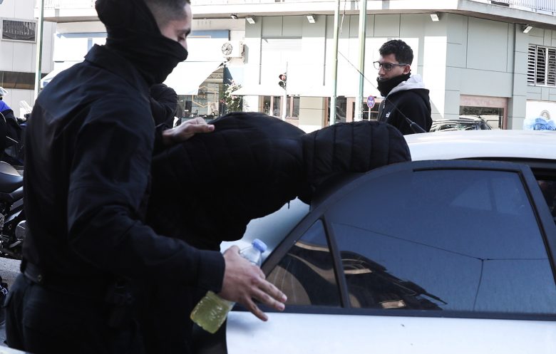 Ποινική δίωξη σε βαθμό κακουργήματος στον 16χρονο οδηγό της μηχανής που παρέσυρε ανήλικη και την εγκατέλειψε – News.gr