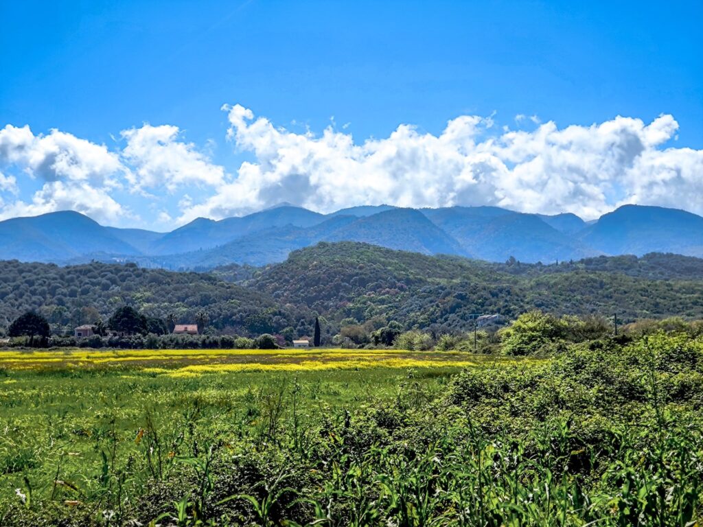 Καιρός: Τοπικές βροχές από το μεσημέρι