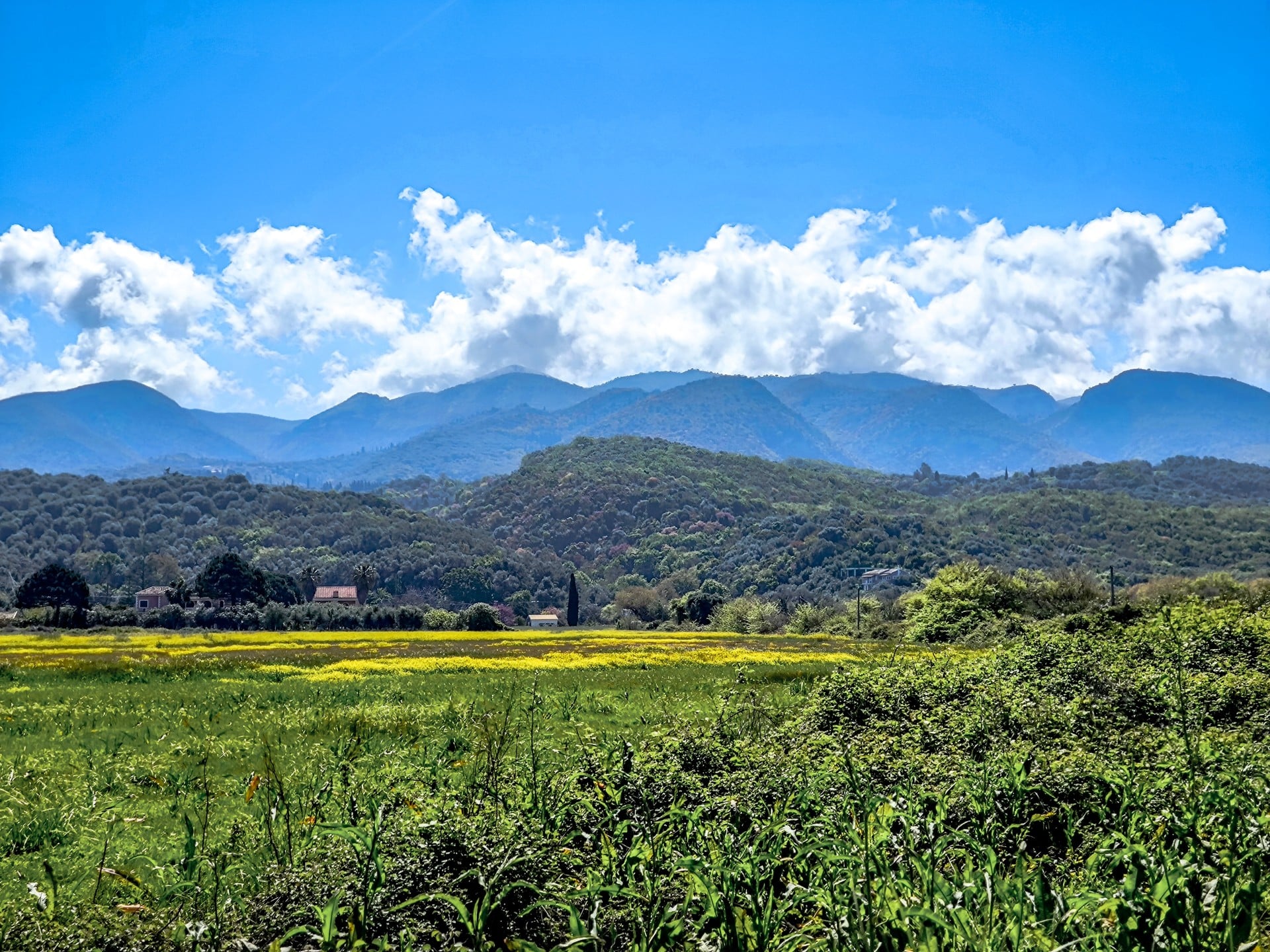 Καιρός: Τοπικές βροχές από το μεσημέρι