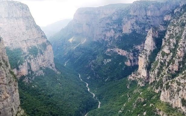 Επιχείρηση διάσωσης στο φαράγγι του Βίκου – Μεταφορά τραυματισμένης γυναίκας