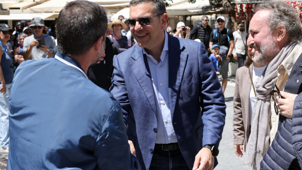 Αλέξης Τσίπρας: Το πρωί καθηγητής, το βράδυ ντελιβεράς - Το αξιακό κόστος στην Ελλάδα των «γαλάζιων» ακρίδων