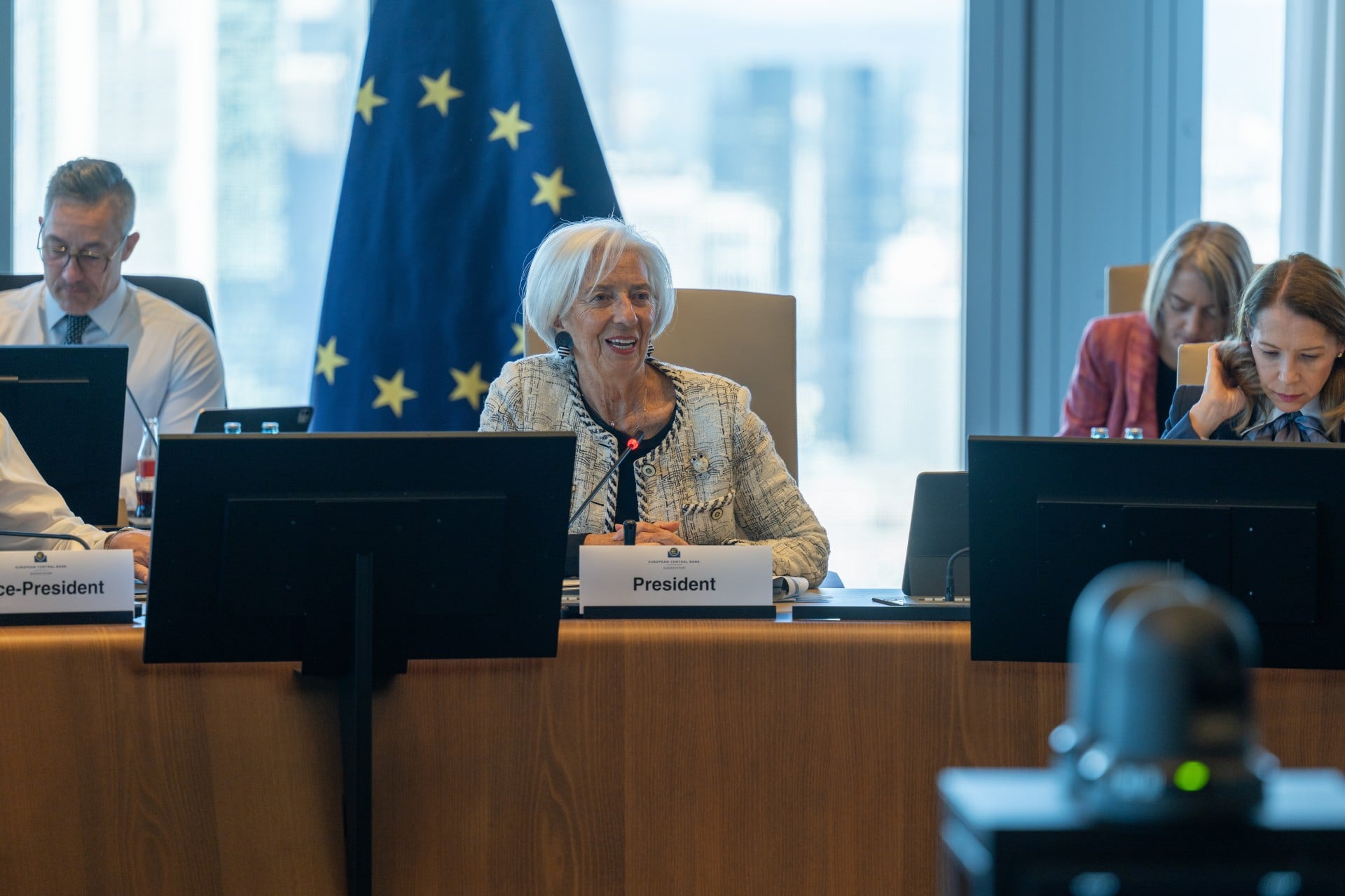 Οι οικονομικές προοπτικές είναι πλέον «εξαιρετικά αβέβαιες»