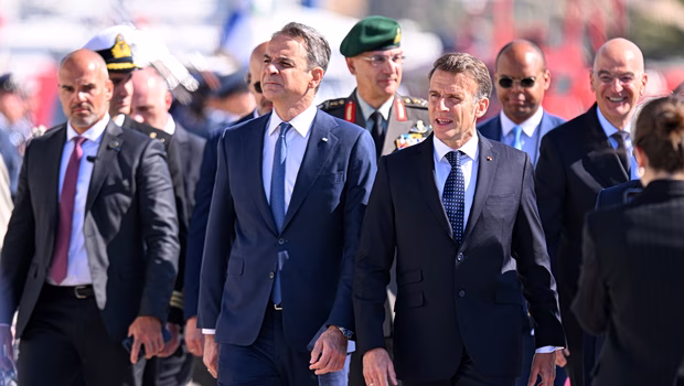 Επιθεώρησαν τη φρεγάτα «Κίμων» Μακρόν και Μήτσοτάκης, στις 12:00 η υπογραφή συμφωνιών στο Μαξίμου