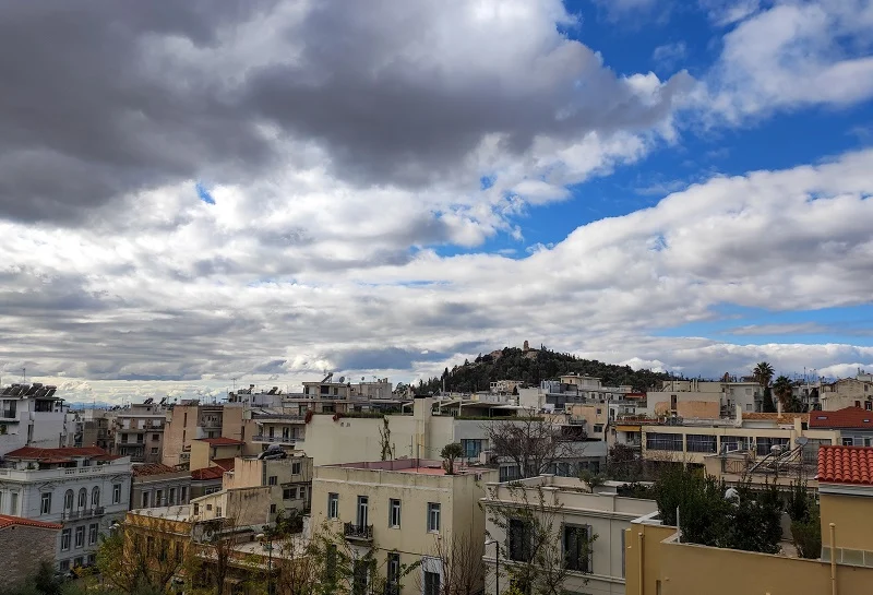 Συννεφιασμένη η Κυριακή των Βαΐων, αλλά με μικρή άνοδο της θερμοκρασίας – Πού θα βρέξει