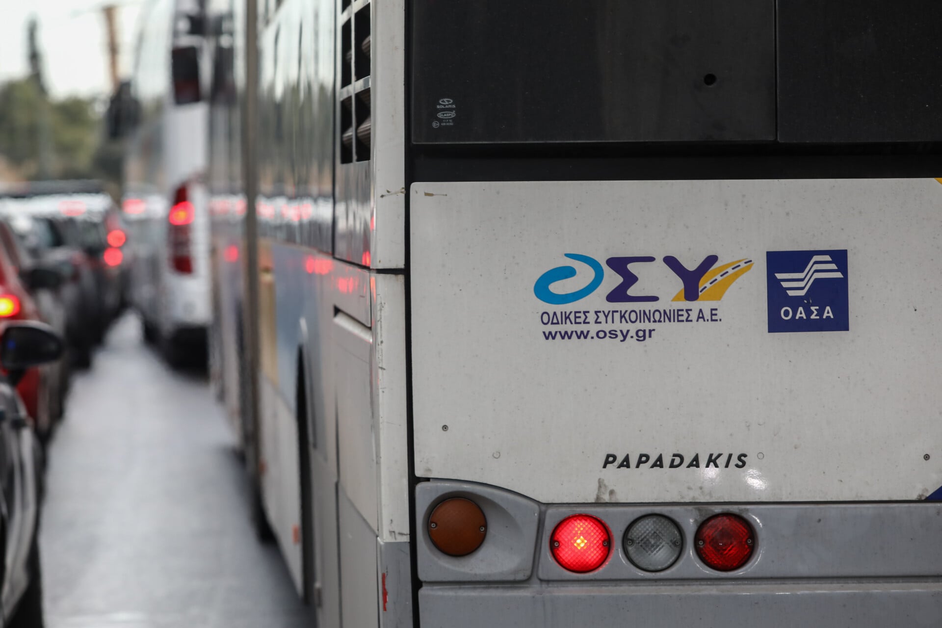 Γυναίκα ξέχασε σε λεωφορείο τσάντα με φρούτα και... 30.000 ευρώ