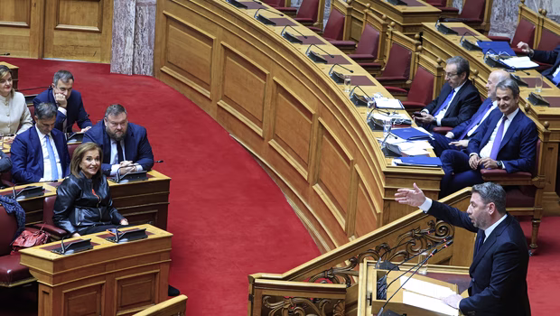Μάχη κορυφής στη Βουλή για το Κράτος Δικαίου: Σε κλοιό το «Μαξίμου Gate» από την αντιπολίτευση