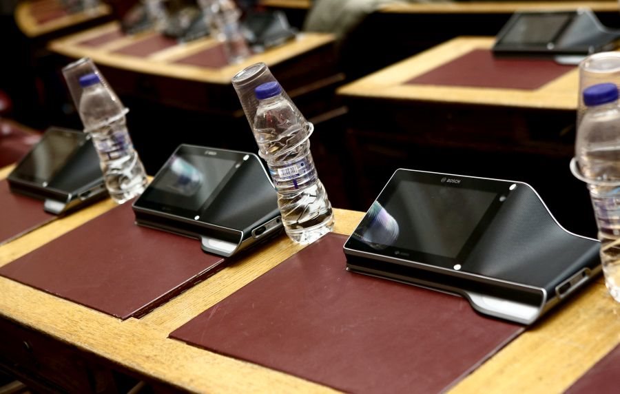 Υπερψηφίστηκε από τη Βουλή η άρση ασυλίας 13 βουλευτών της ΝΔ
