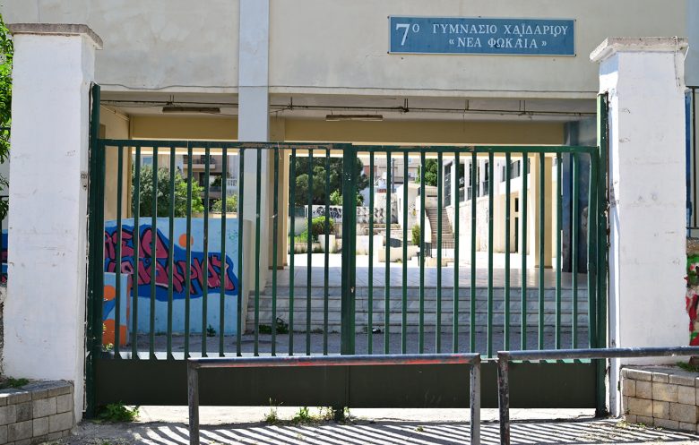 Διασωληνωμένη σε κρίσιμη κατάσταση μια 13χρονη μαθήτρια που έπεσε από το μπαλκόνι σχολείου στο Χαϊδάρι