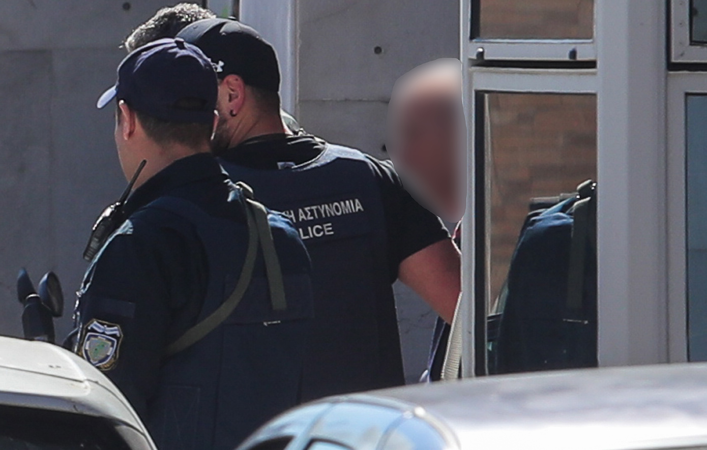 Στην Ευελπίδων ο 89χρονος που πυροβόλησε με καραμπίνα πέντε άτομα – «Αν ήθελα να σκοτώσω θα σκότωνα, αλλά πυροβολούσα στο πάτωμα»