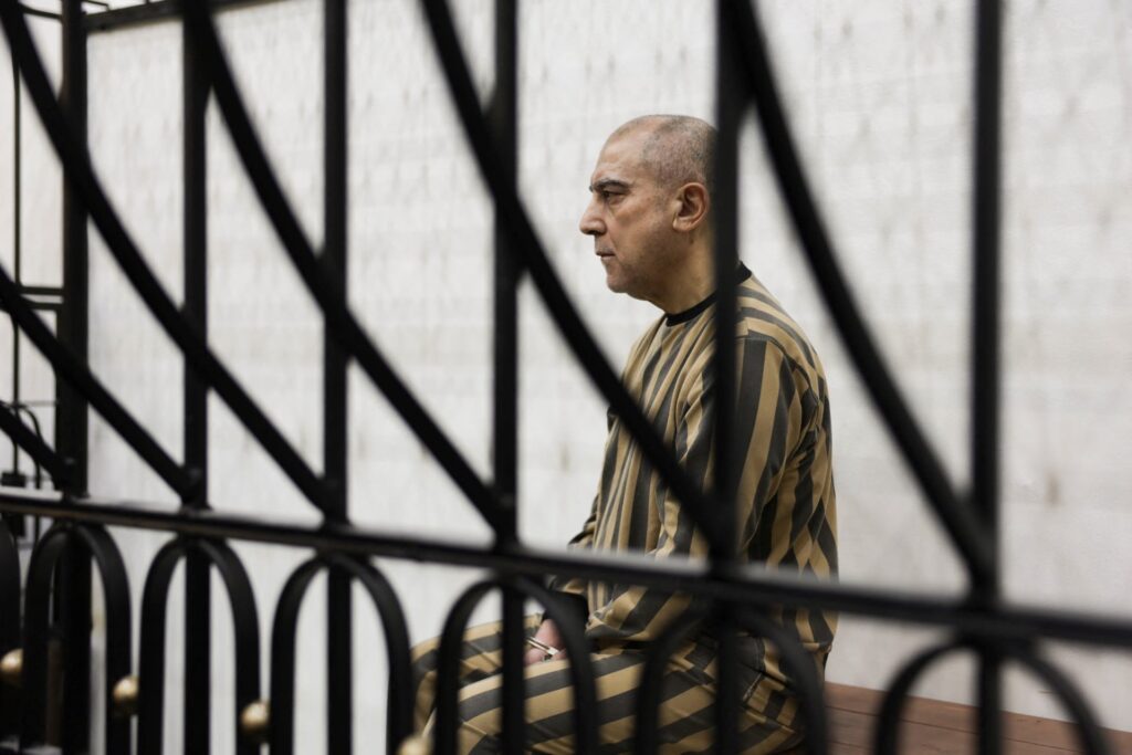 Θεωρούσε τον εαυτό του Θεό αλλά σήμερα είναι στη φυλακή – Ο ξάδερφος του Άσαντ δικάζεται για την εκστρατεία καταστολής στη Συρία