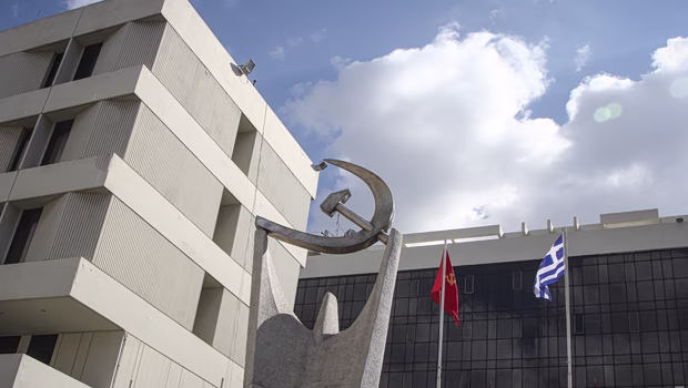 ΚΚΕ για επίσκεψη Μακρόν: Το σύνθημα «Ελλάς-Γαλλία-συμμαχία» δεν αφορά τους λαούς