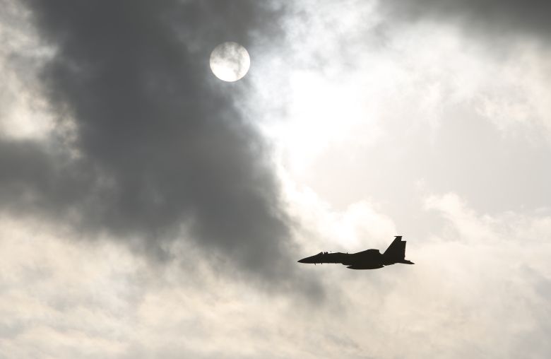 Δύο αμερικανικά μαχητικά αεροσκάφη καταρρίφθηκαν στο Ιράν και τον Κόλπο, με την Τεχεράνη να αναζητά έναν αγνοούμενο πιλότο