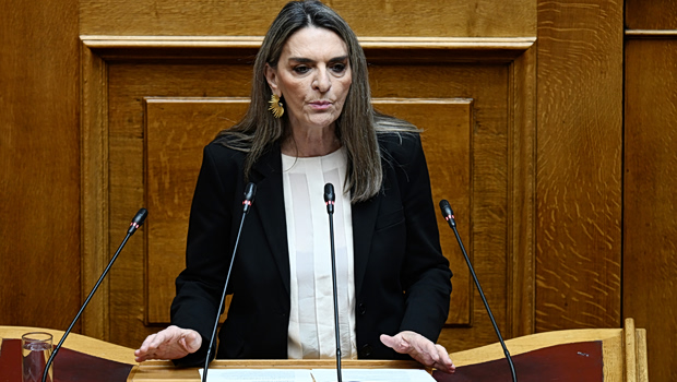 Πέρκα στη Βουλή: Δεν μιλάμε για «παθογένειες» - Μιλάμε για καθεστώς, για ανεξέλεγκτη εξουσία