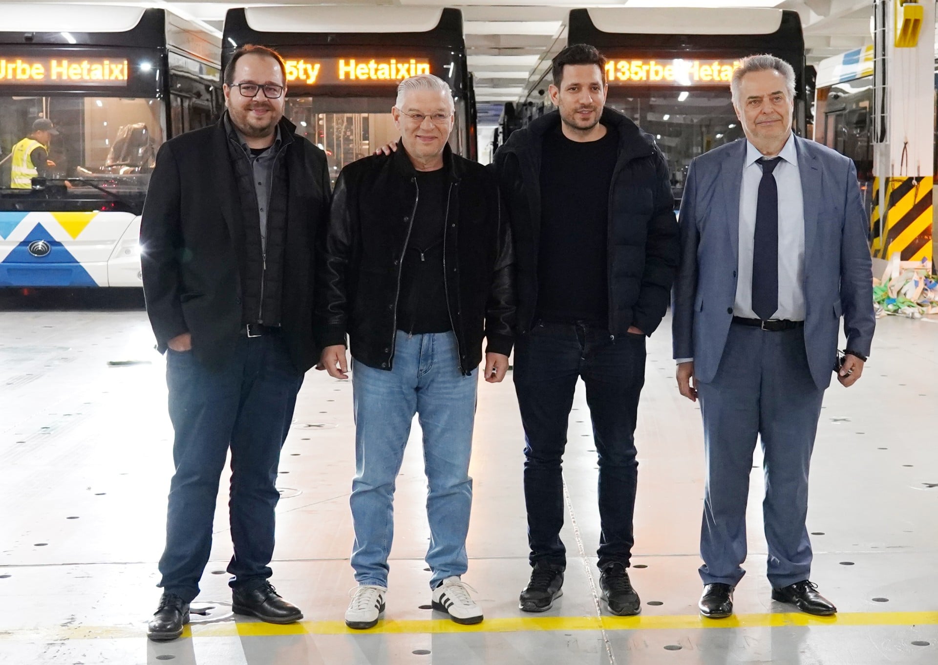 Μεταφορά ηλεκτρικών λεωφορείων μέσω του λιμένα Πειραιά