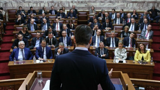 Κορυφώνεται η εξέγερση των «γαλάζιων» βουλευτών κατά του στενού πυρήνα του «επιτελικού κράτους» - Κεραυνοί στο κοινό άρθρο των 5