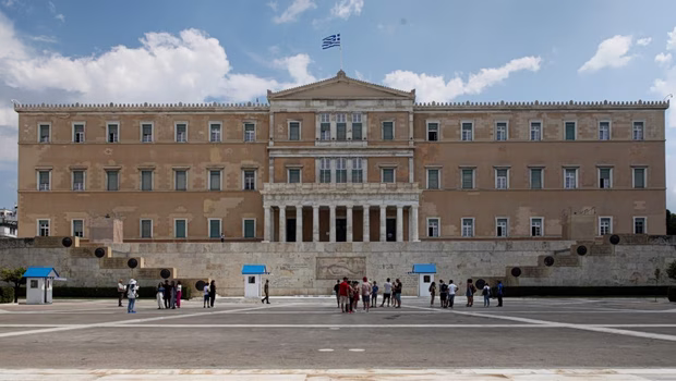 Με ανοιχτές τις πληγές στην αξιοπρέπεια, στην τσέπη και στην κοινή λογική, ο Μητσοτάκης θα παραδώσει μάθημα στη Βουλή για κράτος δικαίου, υποκλοπές και θεσμική τομή