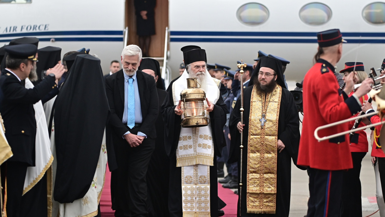 Με τιμές αρχηγού κράτους η υποδοχή του Αγίου Φωτός στην Αθήνα