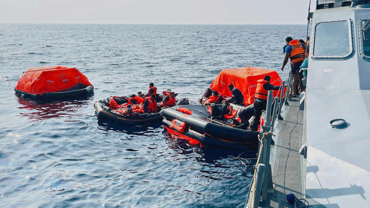 Επαναπατρίζονται οι διασωθέντες Ιρανοί από τη βύθιση της φρεγάτας IRIS Dena από τις ΗΠΑ
