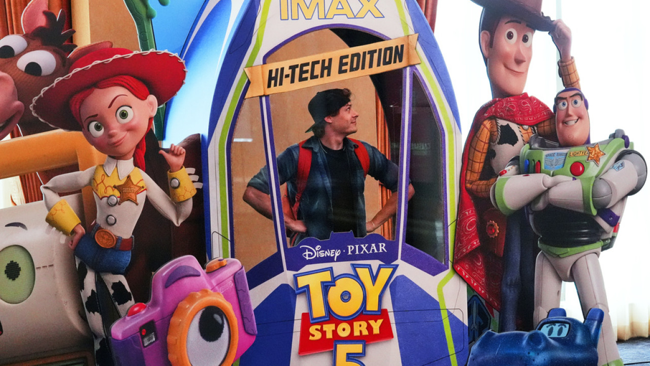 «Toy Story 5»: Woody εναντίον Buzz με φόντο την απειλή των tablets