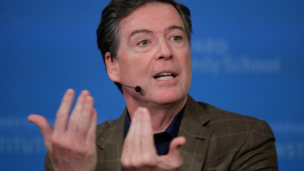 Παραδόθηκε ο πρώην διευθυντής του FBI - Κατηγορείται για απειλή κατά της ζωής του Τραμπ