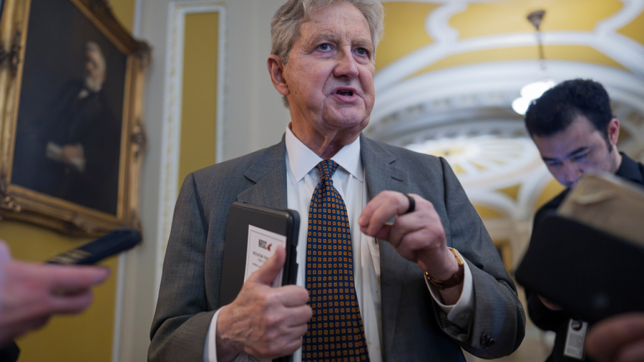 Ρεπουμπλικανός γερουσιαστής καταδικάζει τον «ιερό πόλεμο» του Τραμπ κατά του Πάπα