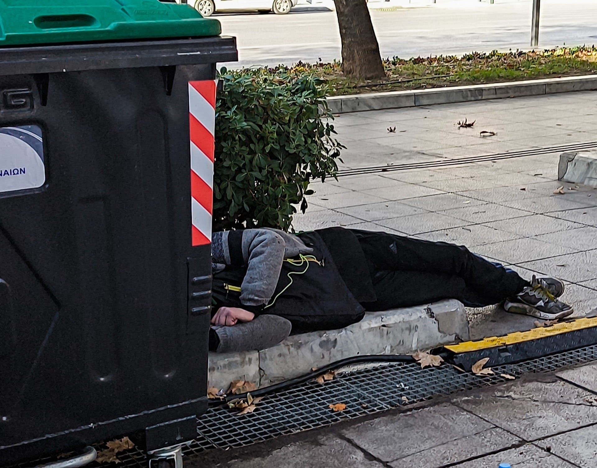 Θεσσαλονίκη: Άστεγος κοιμόταν σε κάδο σκουπιδιών