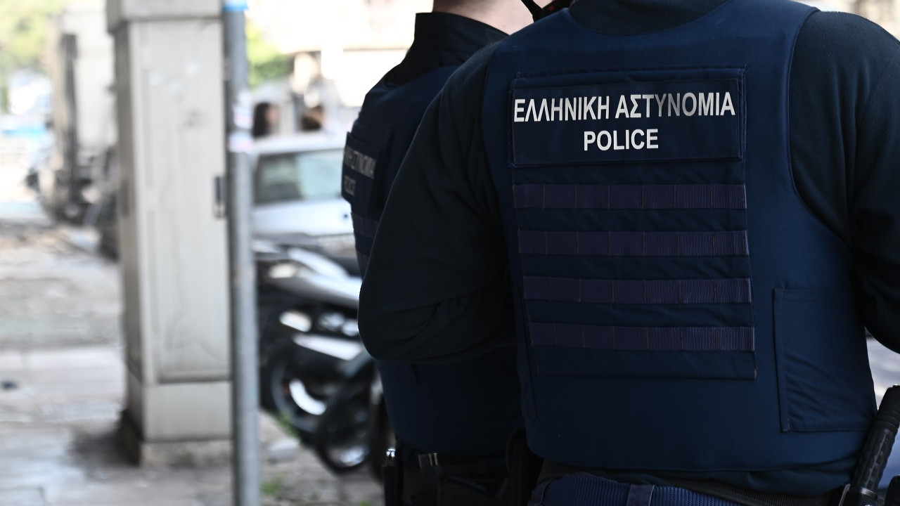 Νέος Κόσμος: Παραμένει ταμπουρωμένος στο σπίτι του ο 51χρονος