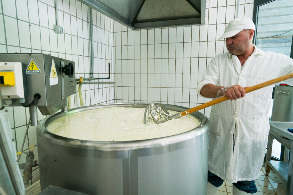 Σε ΦΕΚ η ΚΥΑ για αποζημιώσεις 8 εκατ. για τυροκόμους στη Λέσβο