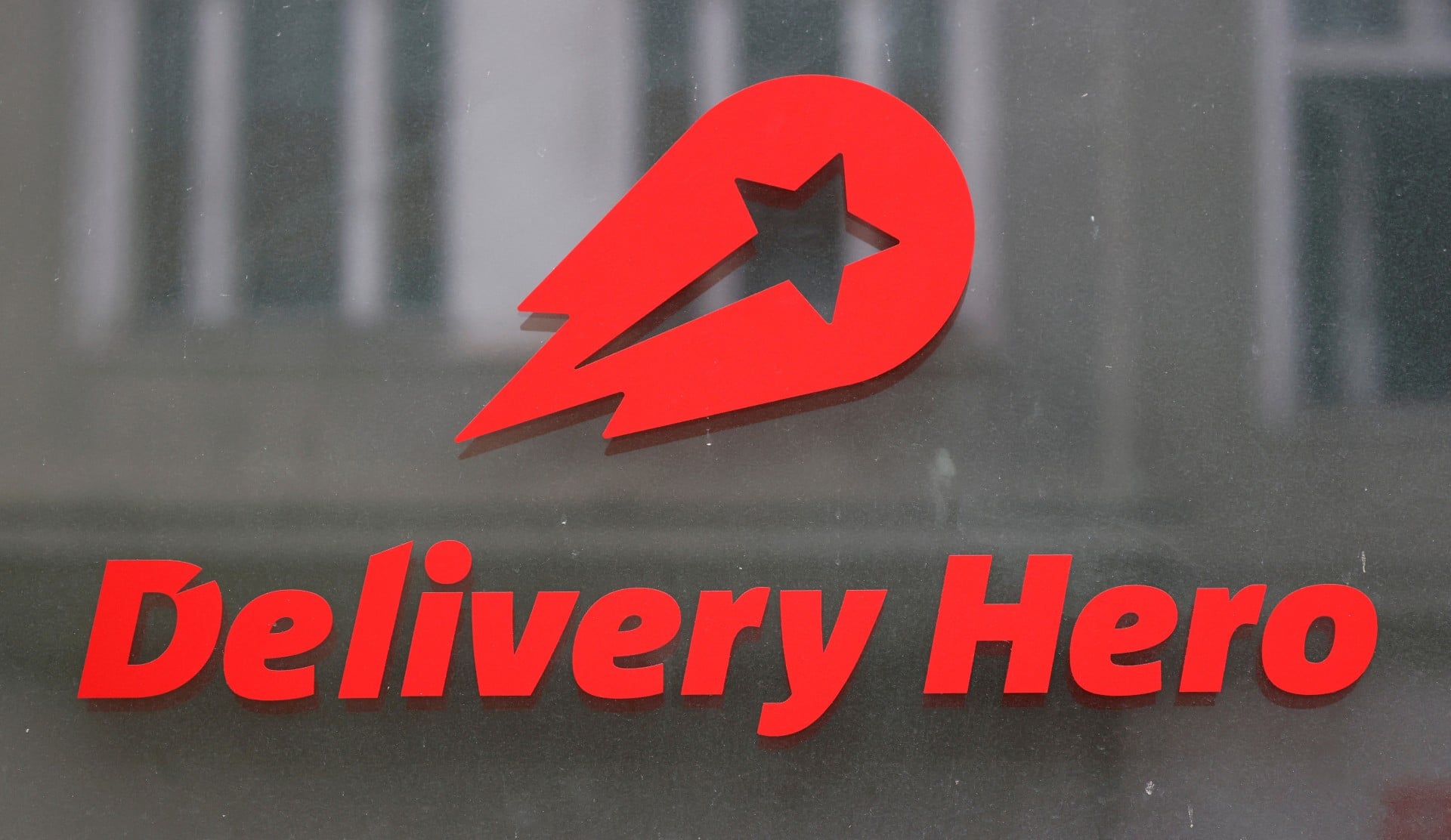 Uber: Ενισχύει τη θέση της στην Delivery Hero