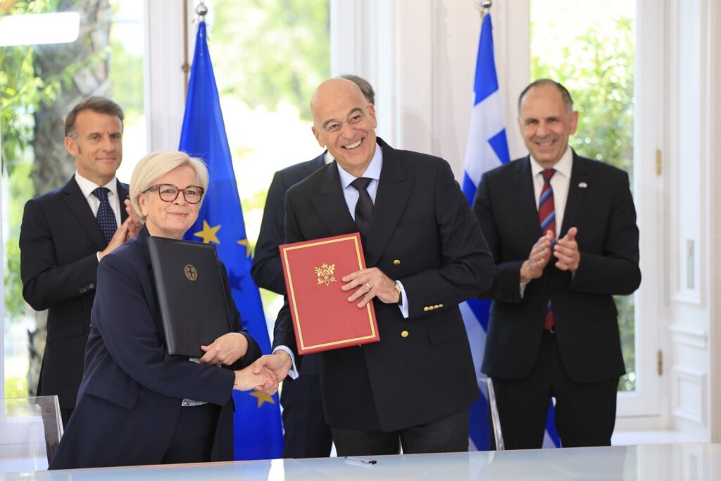 Υπογράφτηκε η ανανέωση της συμφωνίας για τη «Στρατηγική Εταιρική Σχέση» Ελλάδας – Γαλλίας