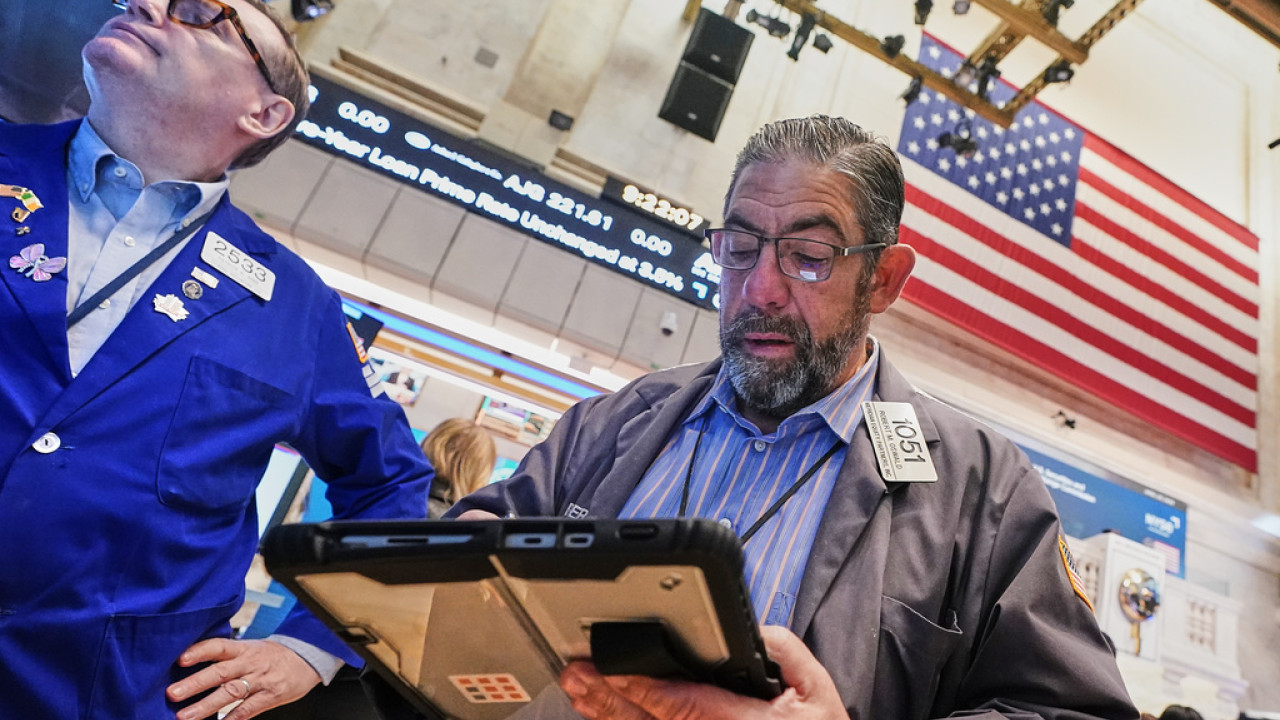 Πτώση του δολαρίου, όσο οι traders παραμένουν αισιόδοξοι για ειρήνη στο Ιράν