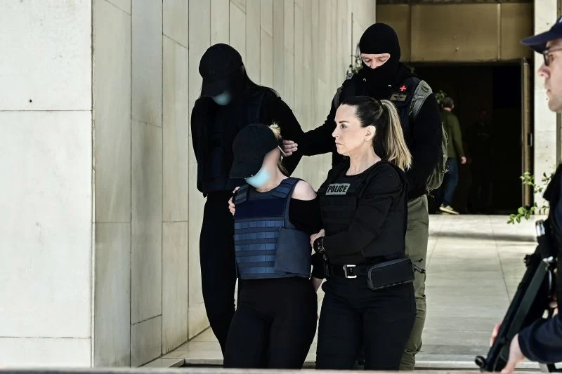Διεκόπη η δίκη για υπόθαλψη των τριών φίλων του καθ’ ομολογίαν δράστη – Ξέσπασε ο πατέρας του θύματος – News.gr