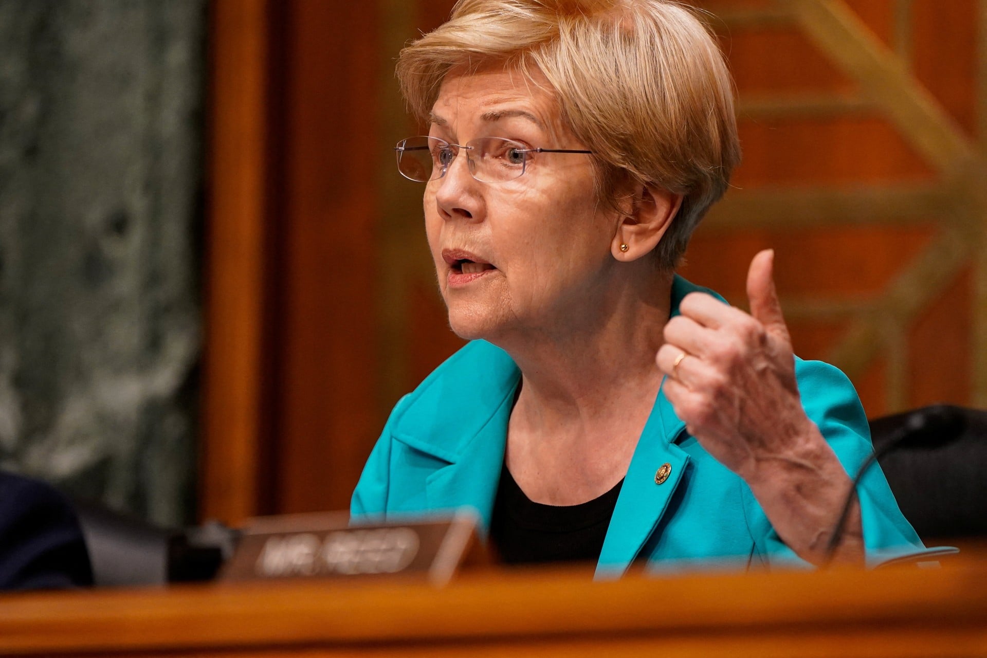 Η απλή ερώτηση της Ελίζαμπεθ Γουόρεν στην οποία δεν μπόρεσε να απαντήσει ο εκλεκτός του Τραμπ για τη Fed, Κέβιν Γουόρς