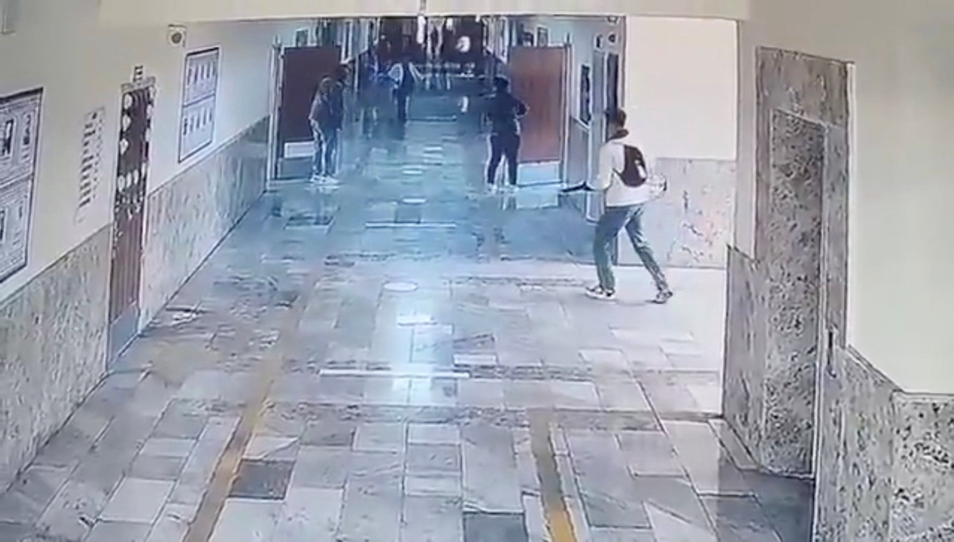 Βίντεο από τη στιγμή της εισβολής του 19χρονου ενόπλου σε σχολείο