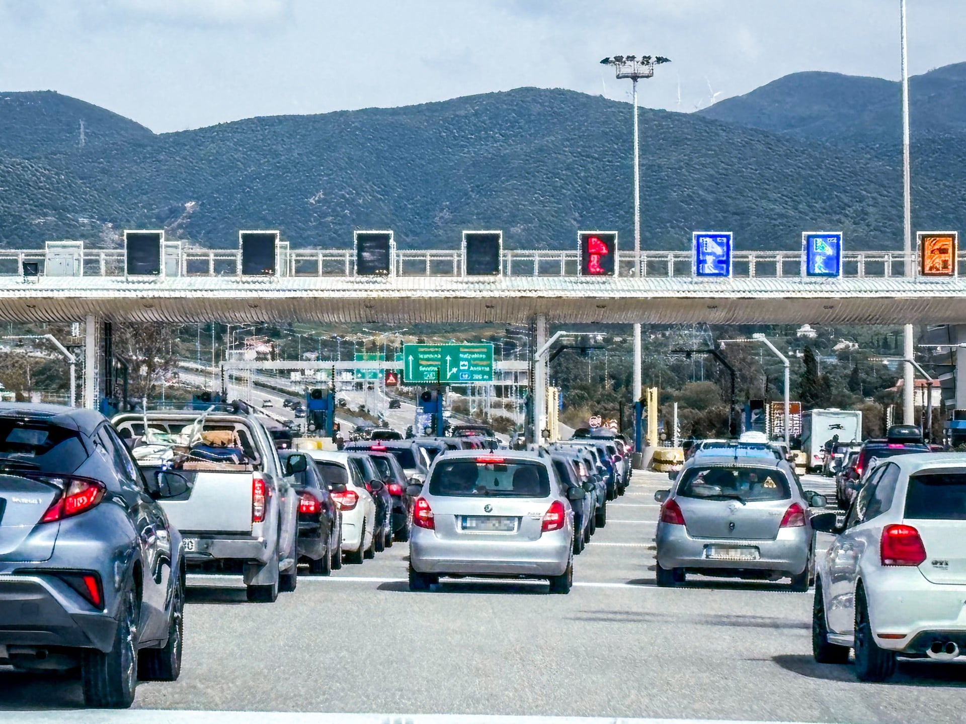 «Ασφυξία» στις εθνικές οδούς και χαοτική επιστροφή: Ουρές ακόμη και 50 χιλιομέτρων στην Αθηνών