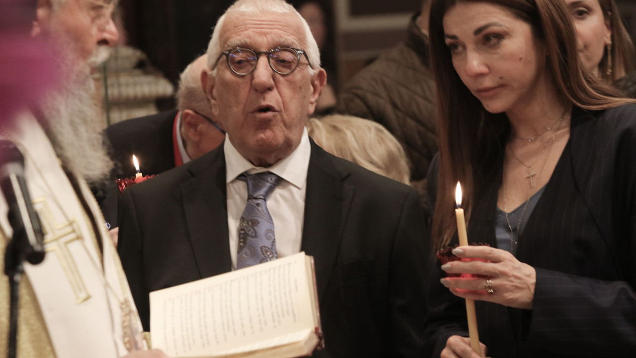 Κακλαμάνης στην υποδοχή του Αγίου Φωτός: Σήμερα η πατρίδα μας φωτίζεται απ' άκρη σ' άκρη