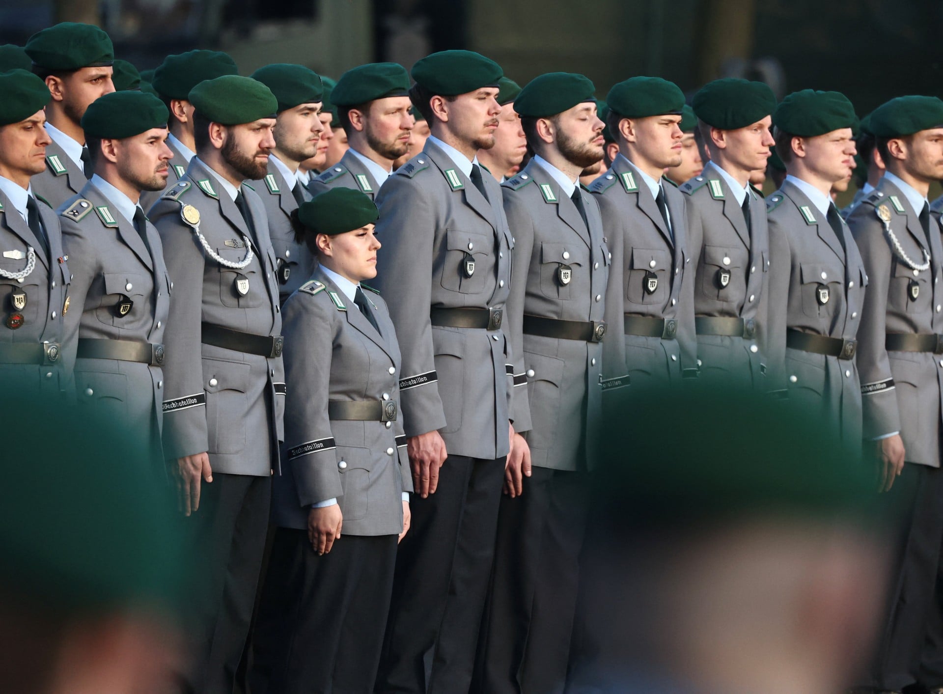 Οι νεαροί άνδρες δεν χρειάζονται άδεια για ταξίδια στο εξωτερικό, διευκρίνισε το υπουργείο Άμυνας