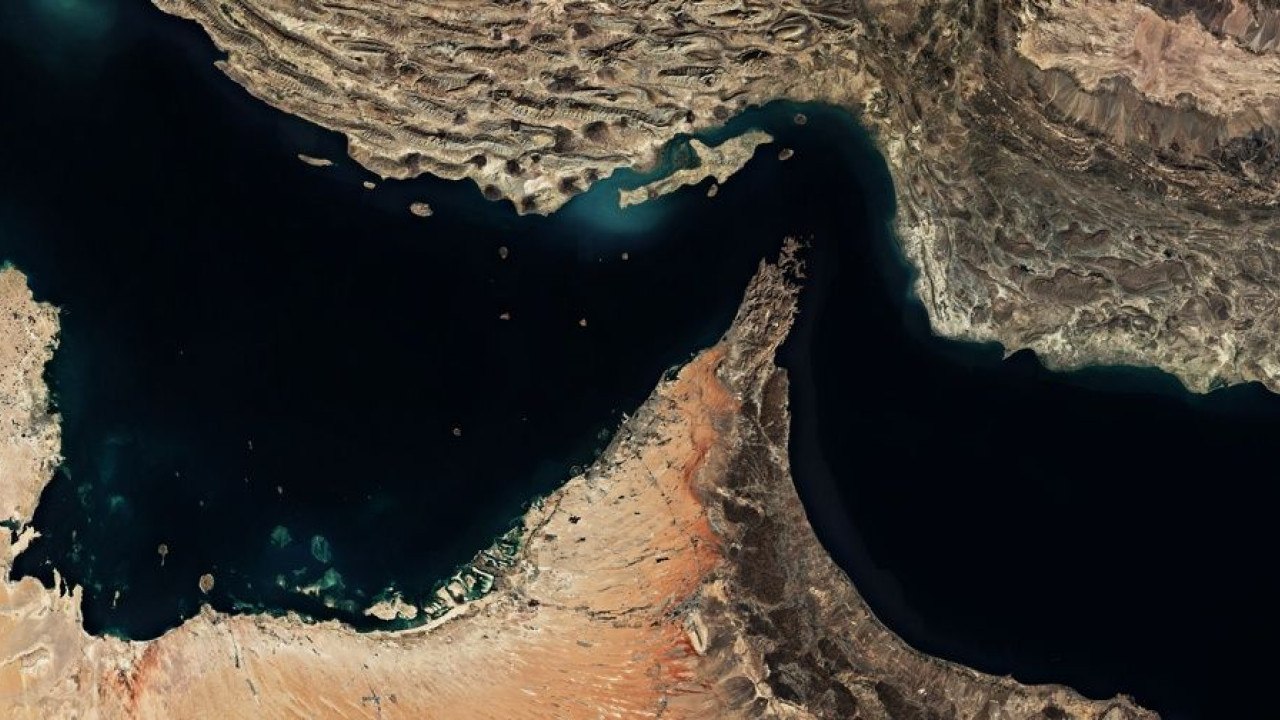 CMA CGM: Επιβεβαίωσε ότι ένα από τα πλοία της δέχθηκε πυρά στο Ορμούζ