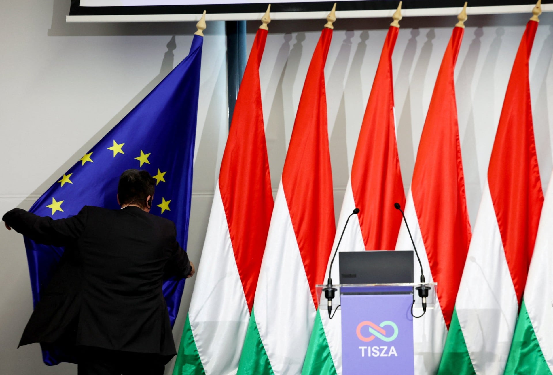 Στις Βρυξέλλες την Τετάρτη ο Μαγιάρ για το ξεπάγωμα των κονδυλίων