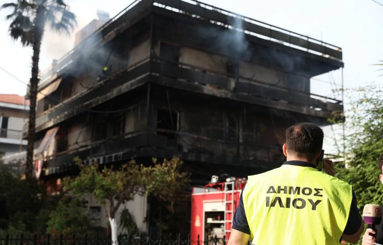 «Παρανάλωμα» του πυρός έγινε το κατάστημα ανταλλακτικών στο Ίλιον – Σοβαρές ζημιές και σε διαμερίσματα