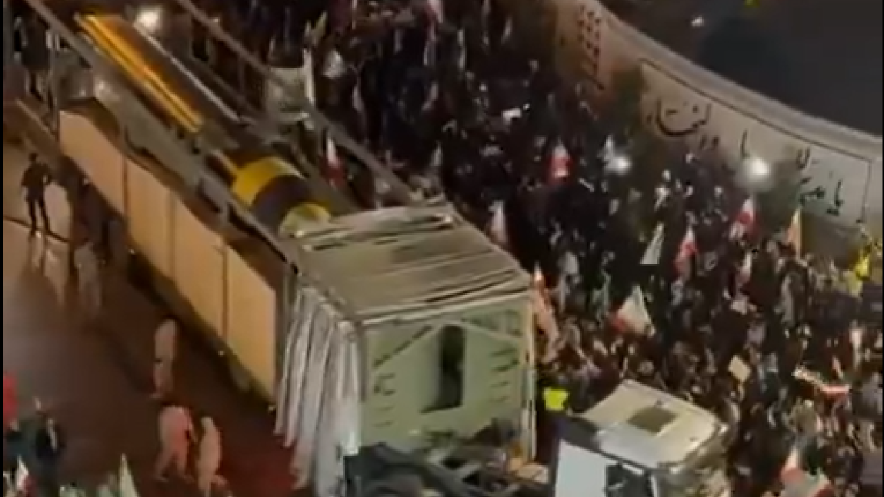 «Παρέλαση πυραύλων» στην καρδιά της Τεχεράνης