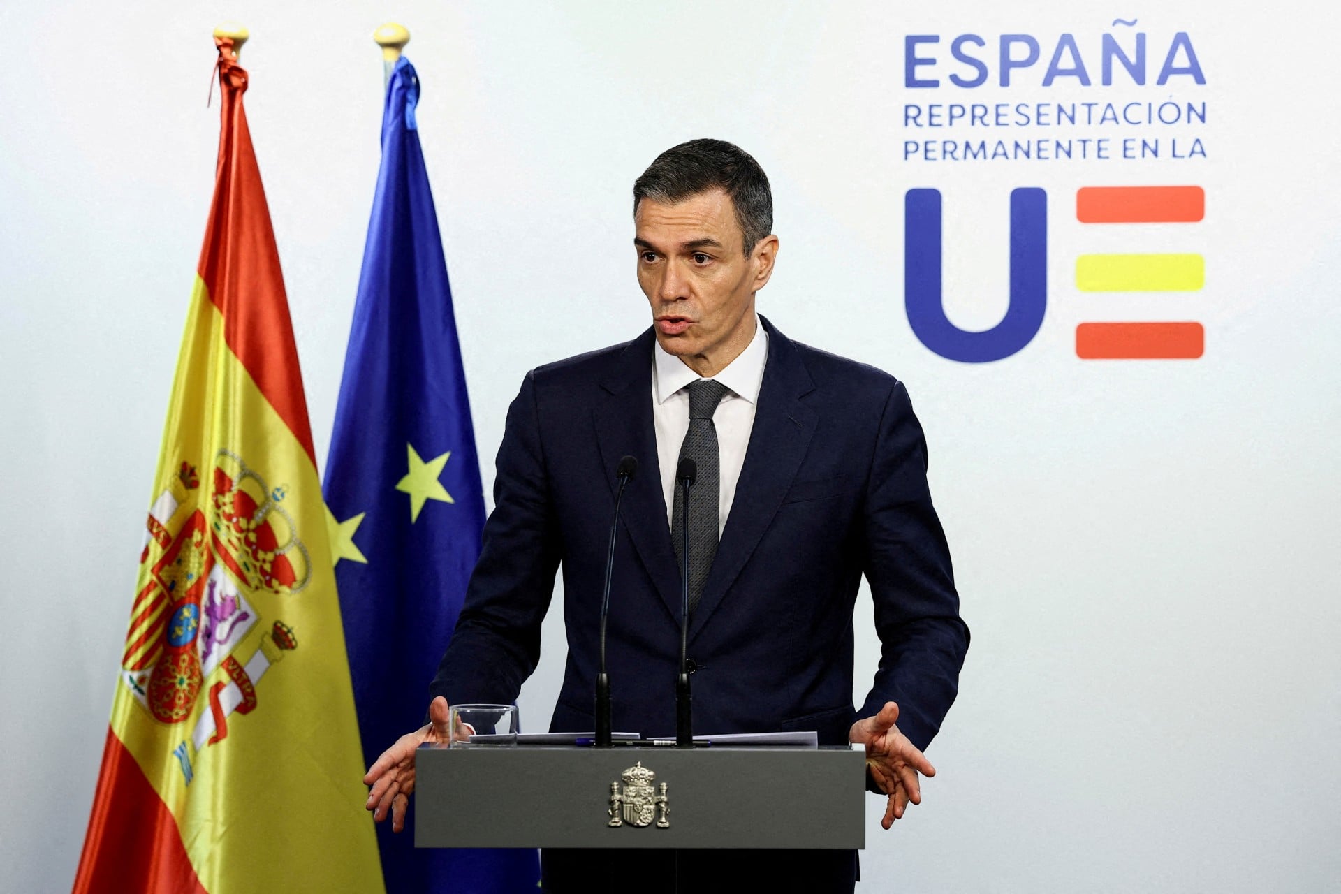 Δημοσκόπηση στην Ισπανία: Άνοδος για το PSOE του Σάντσεθ λόγω της αντιπολεμικής του στάσης