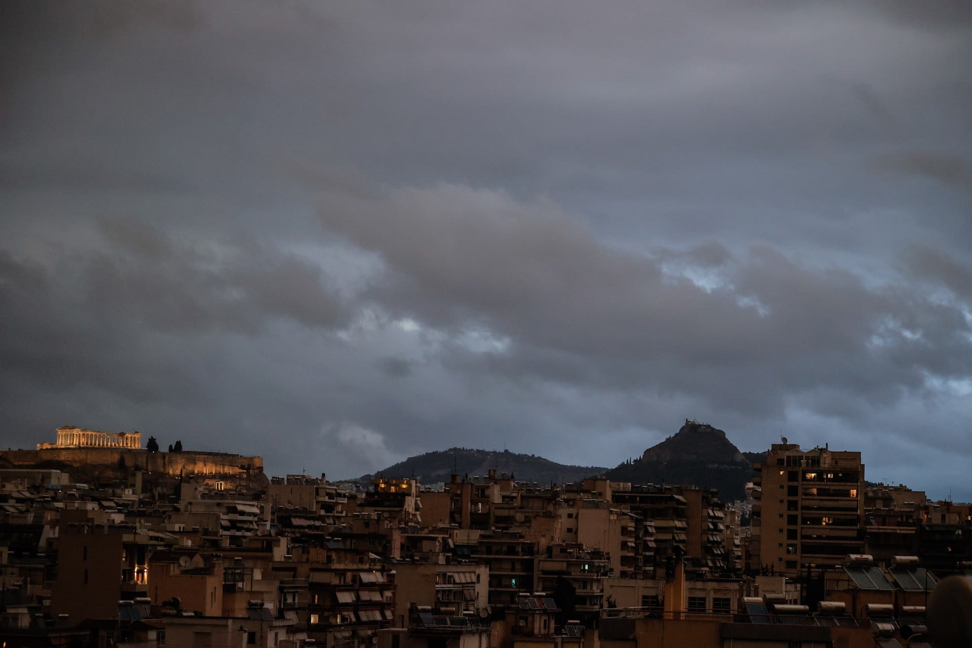 Συνεχίζεται η κακοκαιρία Erminio - Πού αναμένονται σήμερα ισχυρά φαινόμενα