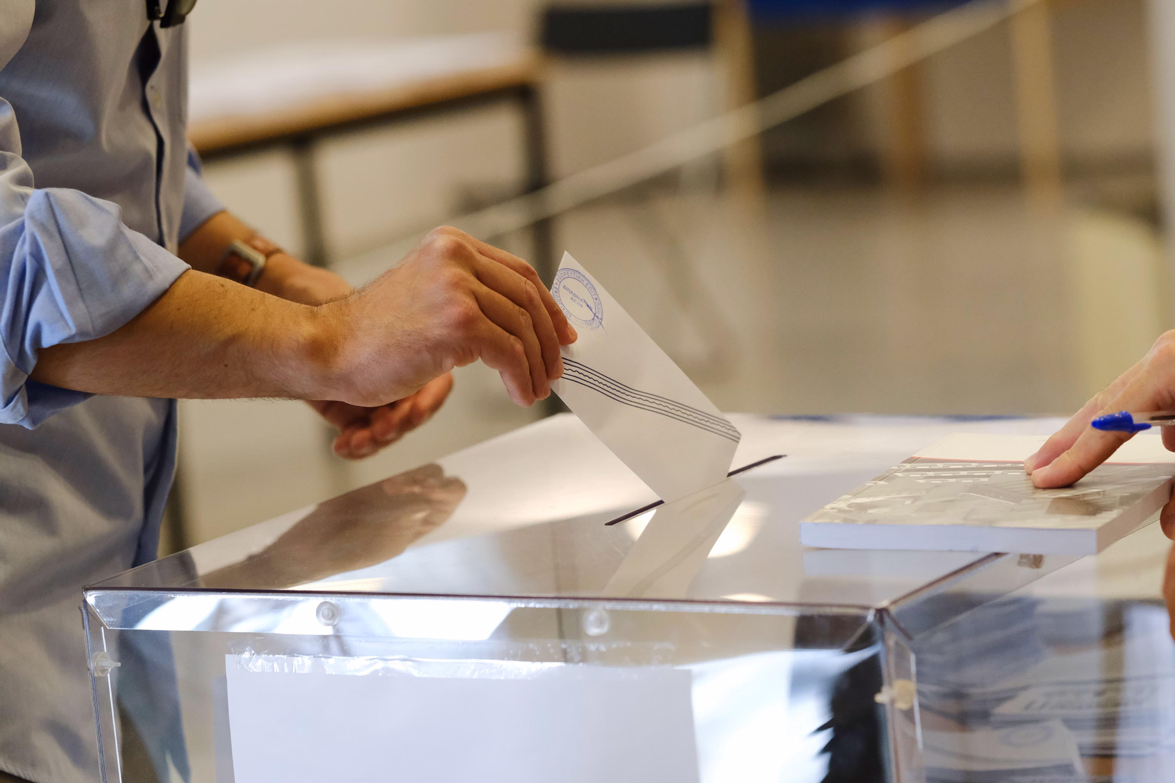 Ποιος τελικά κρίνει τις εκλογές; - Η κάλπη της τσέπης και το δίλημμα των αριθμών