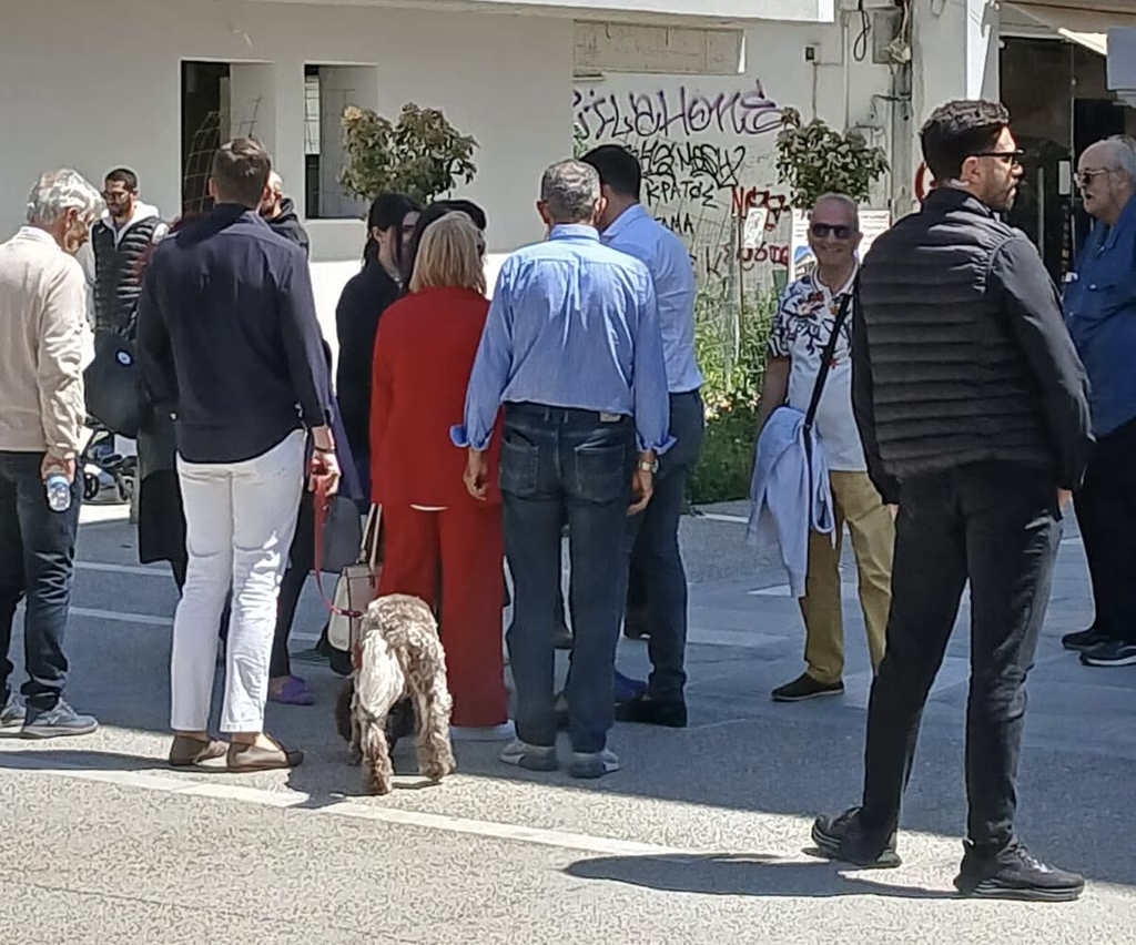 Κασσελάκης: «Ο κ. Τσίπρας ανήκει στο παρελθόν» - Βόλτα στο Βόλο με Τάιλερ και Φάρλει (video)