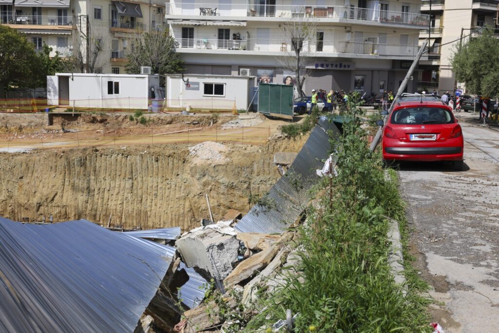 Θεσσαλονίκη: Υποχώρησε το έδαφος και «κατάπιε» αυτοκίνητο