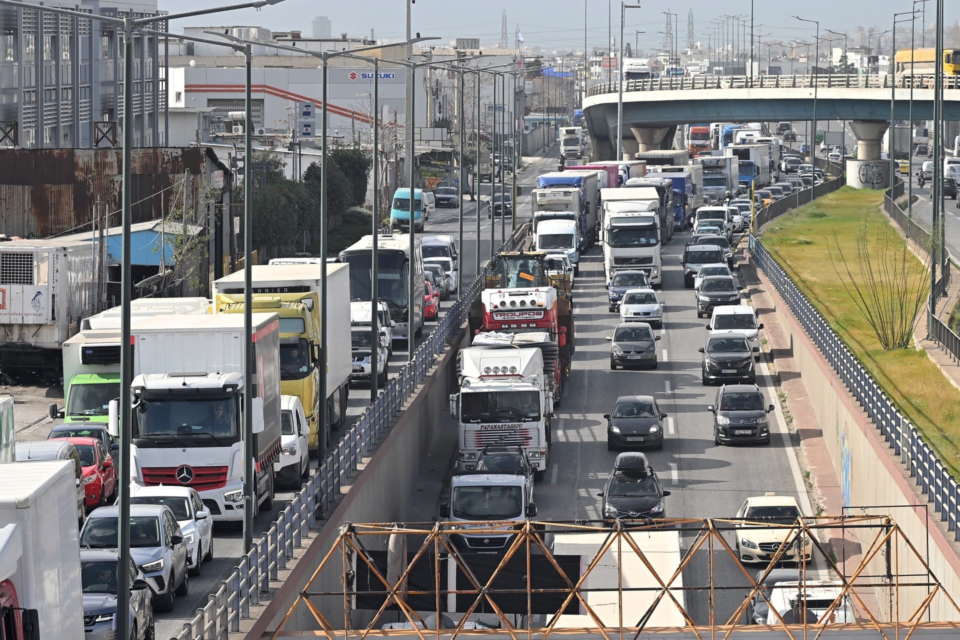 Ντεραπάρισε φορτηγό στη Βουλιαγμένης - Κυκλοφοριακός χάος στους δρόμους